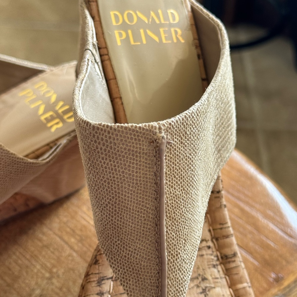 Donald J. Pliner Beige Textured Sandals - Picture 5 of 11